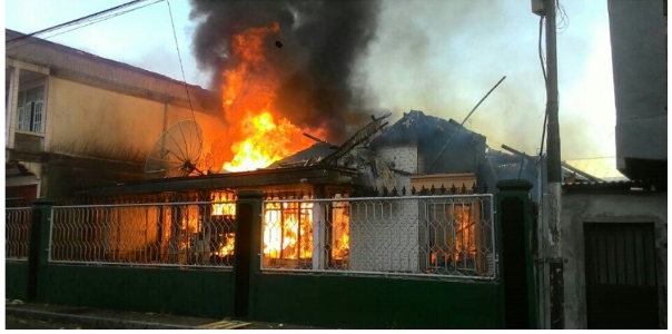 Pemilik Toko Berkat Duri Ini Nekat, Tubuhnya Terbakar Saat Terobos Kobaran Api