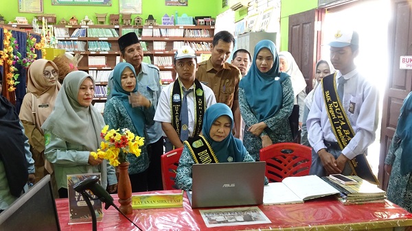 Bunda Literasi Katerina Susanti Apresiasi Perpustakaan Suntung Ardi SMK N 1 Tembilahan Hulu