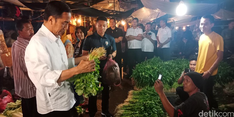 Malam Tadi, Tak Disangka Presiden Jokowi Belanja ke Pasar, Yang Dibelinya...