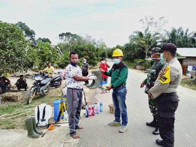Desa Sialang Jaya-Rohul Perketat Pengawasan Warga Keluar Rumah, Rumah Warga Disemprot