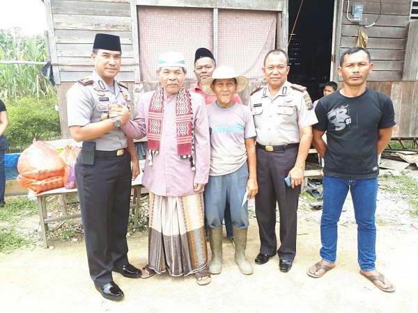 Jumat Barokah, Wakapolresta Pekanbaru Bersama Ketua LBP2AN Sambangi Petani Tua
