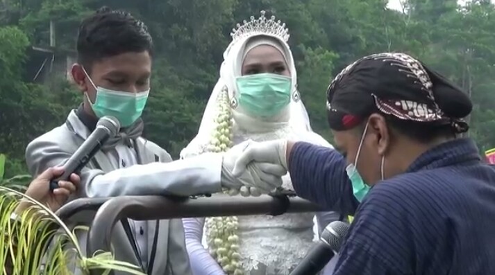 Nekat Menikah Saat Virus Corona Mewabah, Pasangan Ini Pakai Masker dan Maharnya Hand Sanitizer