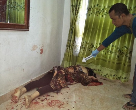 Perempuan Cantik  Ini Ditinggal Suaminya  dengan Pisau Dapur di Leher  dan Sangkur Tancap  di Anus