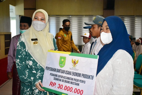 Bupati Rezita Salurkan Dana Pendidikan dan Bantuan Usaha Ekonomi Produktif dari Baznas Inhu