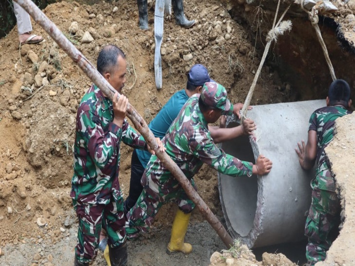 Aksi Tanggap Satgas TMMD Ke 121 Perbaiki Gorong Gorong Dan Jalan Longsor di Desa Domo