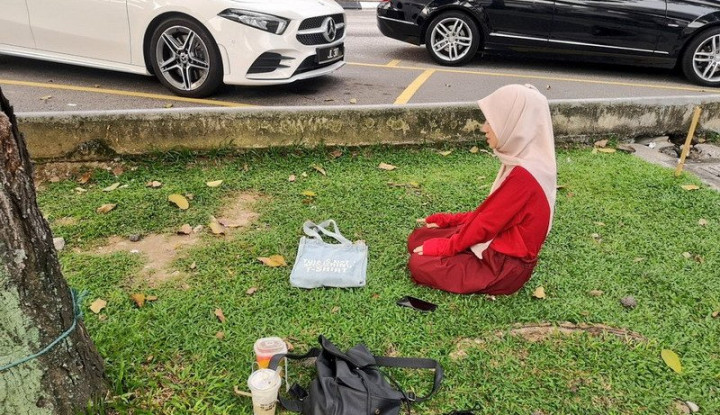 Jalanan Macet, Wanita Cantik Ini Jadi Viral Usai Tunaikan Salat di Pinggir Jalan
