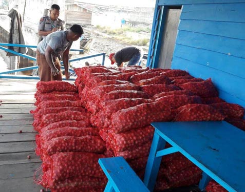 BAWANG ILEGAL...Petugas Amankan Kapal dan ABK, Satu Kabur