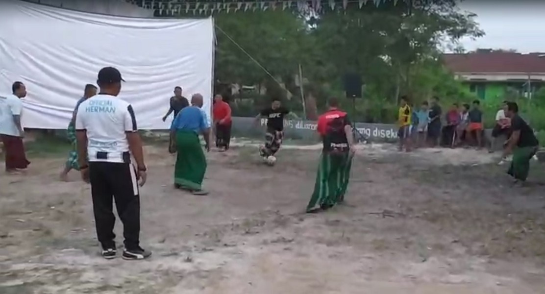 Bikin Ngakak! Bapak-bapak di Kampung Murai Adu Skill Bola Pakai Sarung