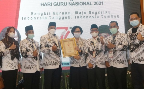 Bupati Siak Alfedri Terima Penghargaan  Dwija Praja Nugraha dari Pengurus Besar PGRI