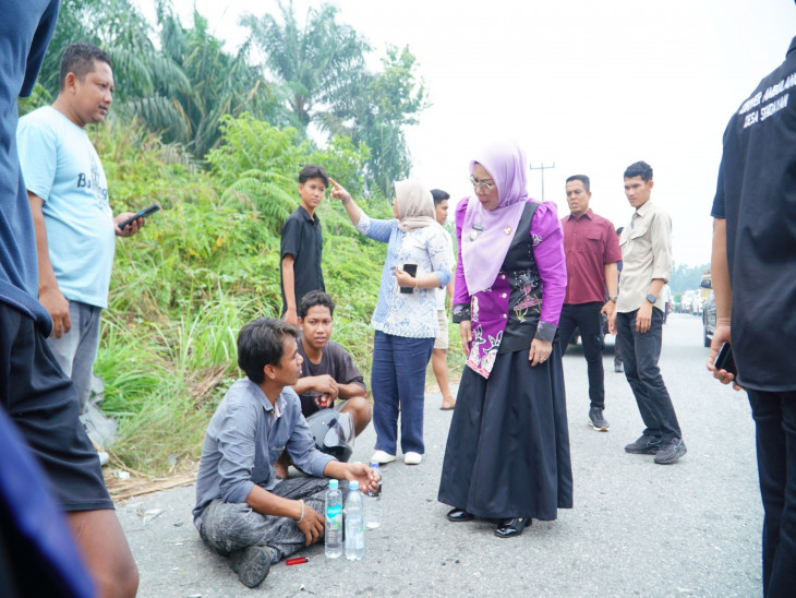 Wakil Bupati Kampar Turun Langsung Bantu Masyarakat Laka Lantas di Jalan Lintas Bangkinang-Petapahan