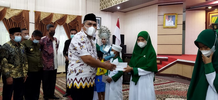 Milad ke 31, ICMI Bagikan Al Qur'an Kepada 100 Orang Muallaf