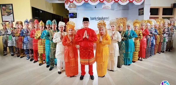 KEREN...Meriahkan HUT RI ke-72, Seluruh Karyawan bank Riau Kepri Gunakan Seragam Budaya Daerah