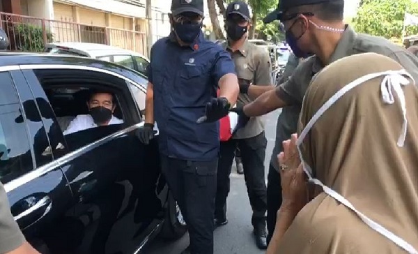 Jokowi Keliling Pantau Situasi Jakarta Sambil Bagi-bagi Sembako, Masyarakat: Terima Kasih Banyak Sehat Selalu Pak...