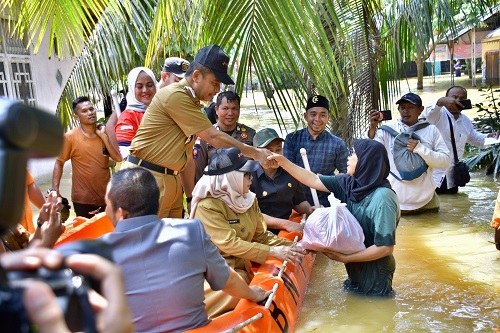 Bupati Kampar dan Wakil Bupati Kampar Gerak Cepat Tinjau Yang Terdampak Banjir