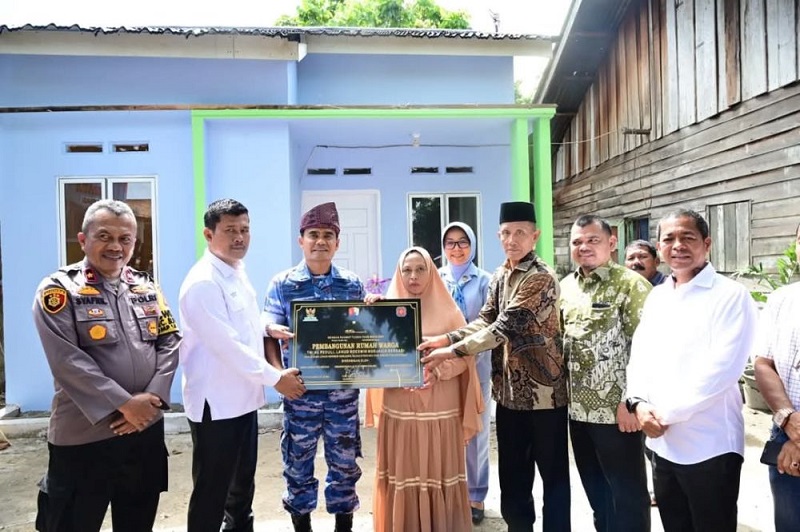Danlanud Roesmin Nurjadin Serahkan Rumah Layak Huni pada Warga Pekanbaru