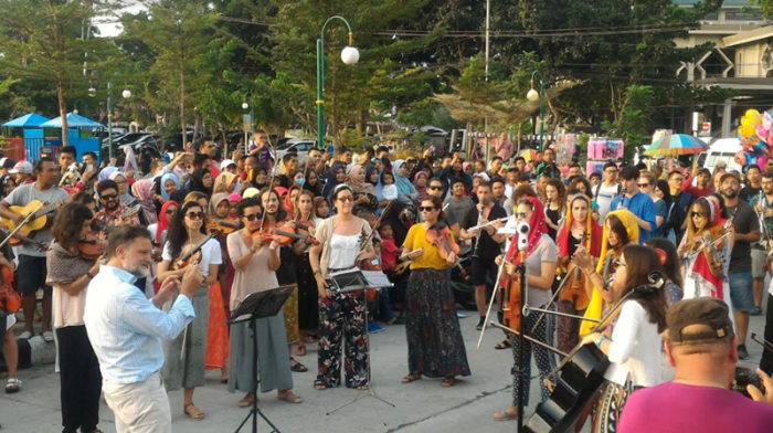 Ratusan Warga Saksikan Pertunjukan Orkestra Ocas Spanyol di RTH Kaca Mayang