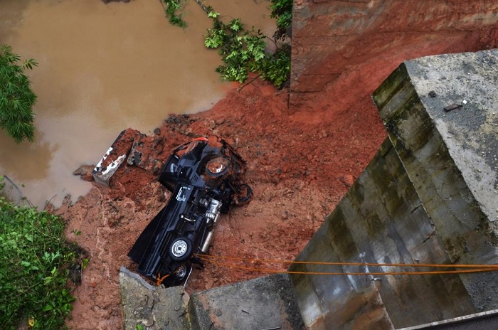 NGERI... Jalan Ambles, Satu Mobil Terperosok ke Sungai