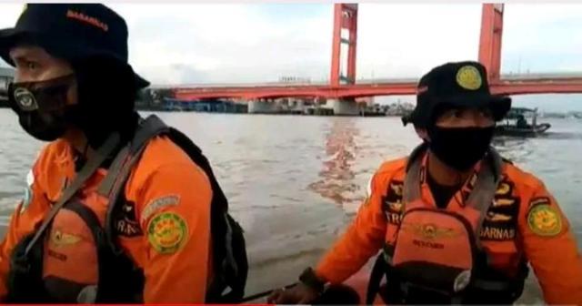 Tragis! Dimabuk Asmara, Sambil Berpelukan Sepasang Kekasih Nekat Terjun ke Sungai Musi