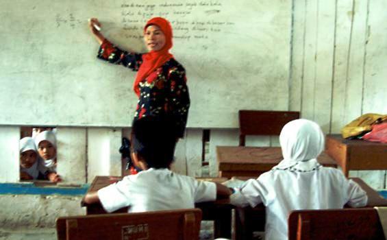 Pemkab Inhil Anggarkan Rp10 Miliar untuk Guru Bantu
