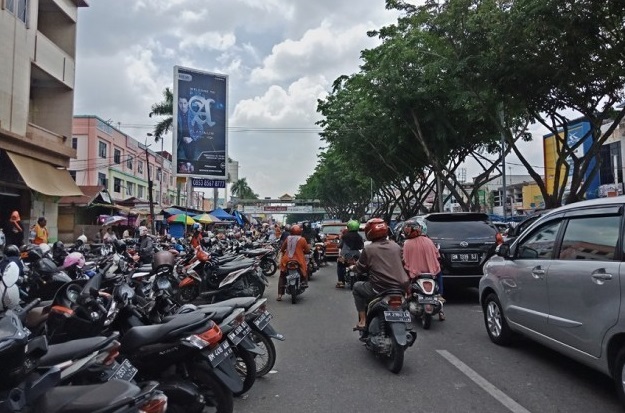 Bukan Tempat Parkir, Dishub Pekanbaru Larang Warga Parkir Kendaraan di Depan Sukaramai Trade Center