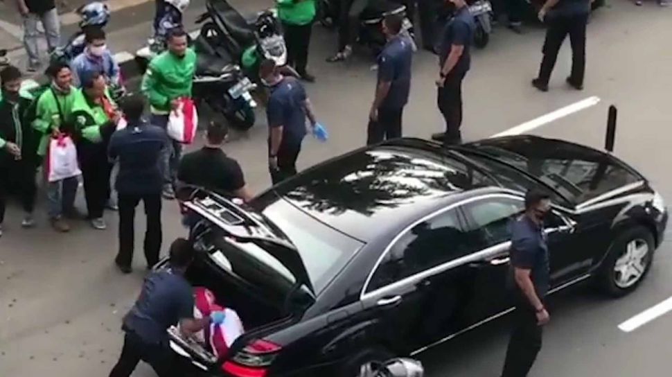 Kritik Aksi Jokowi Bagikan Sembako di Jalan, Politisi PKS: Itu Namanya BLLK alias Bantuan Langsung Lempar Keluar
