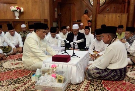 ASYIK...Disaksikan Gubernur Riau, Yopi Arianto Persunting si Cantik Rezita Meylani