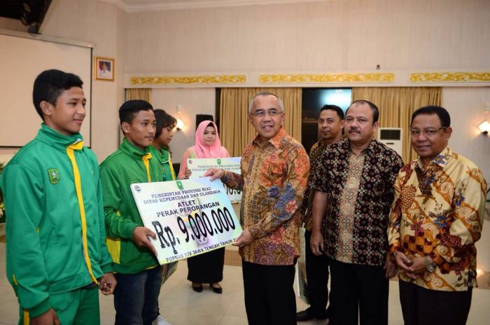 HORE... Gubri Serahkan Bonus Atlet Riau Peraih Medali Popnas XIV