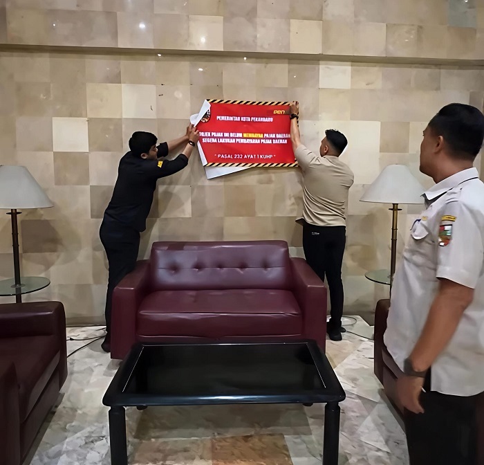 Bapenda Pekanbaru Pasang Stiker Tunggakan Pajak ke Hotel di Sudirman