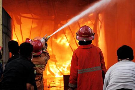 BARU SAJA, Kebakaran Hebat di Jalan Lili Payung Sekaki, Lima Bangunan Ludes