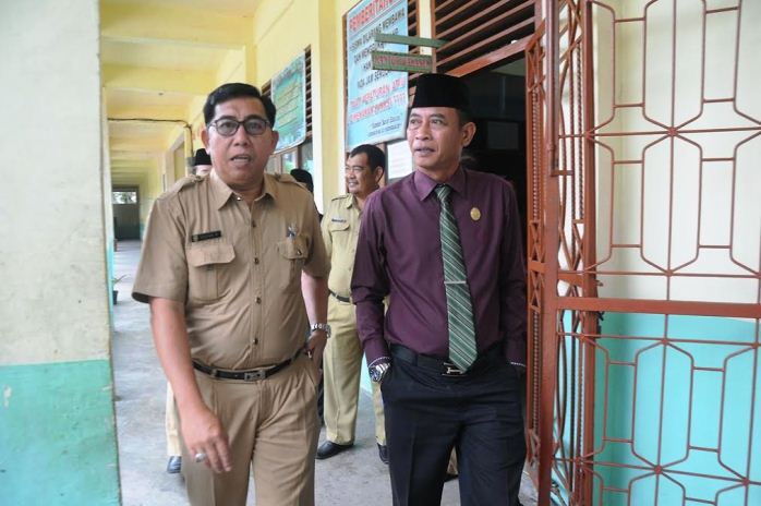 Berjalan Aman dan Lancar, Sekda Tinjau UNBK Hari Pertama di Meranti