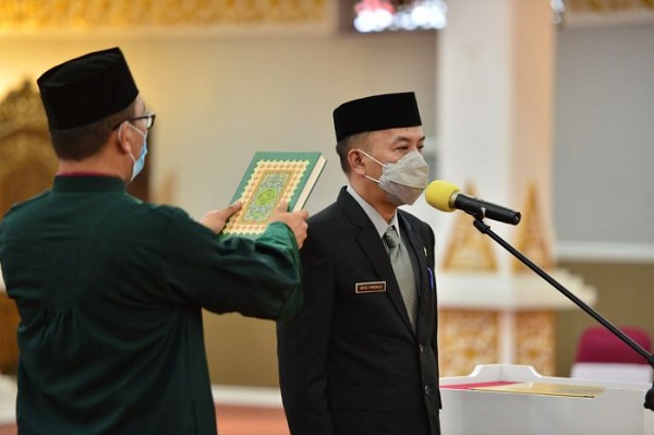 Syamsuar Lantik Muhammad Firdaus Sebagai  Kepala Biro Pemerintahan dan Otonomi Daerah