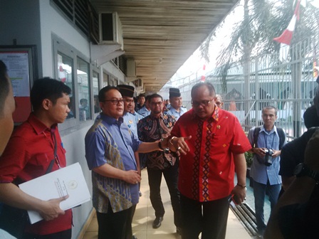 Kunker ke Riau, Anggota Komisi III DPR RI Temu Kangen dengan Mantan Gubri Rusli Zainal