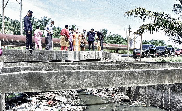 Kotornya Drainase di Babussalam, Kasmarni: Bukan Tempat Buang Sampah!