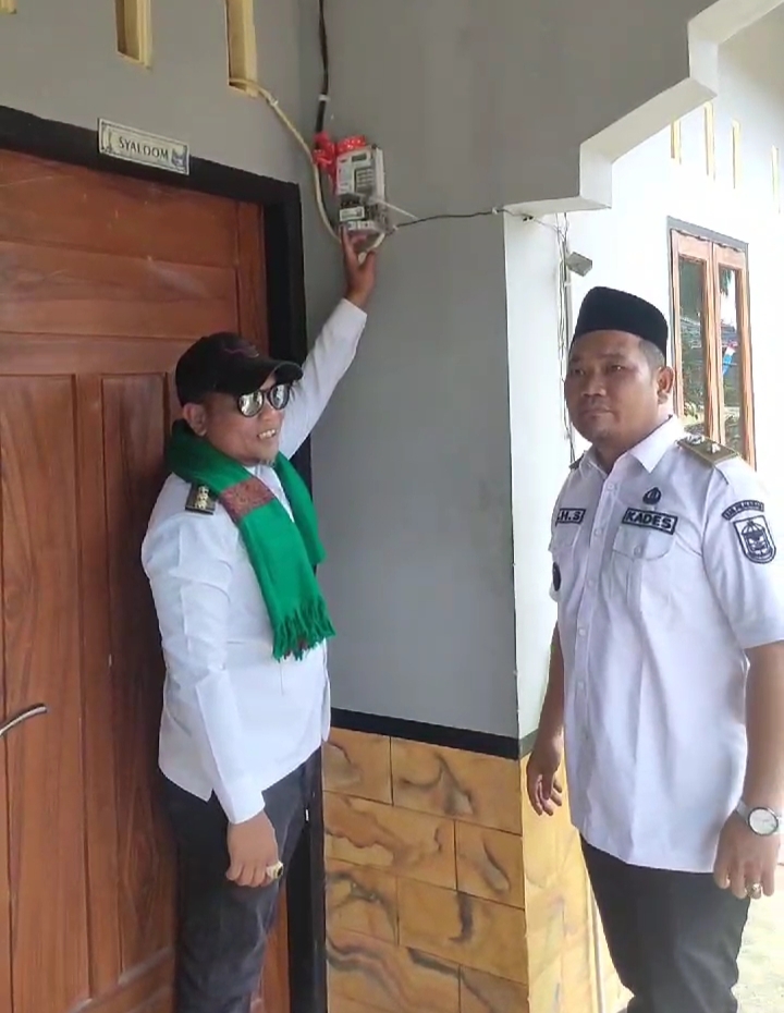 Bupati Pelalawan Resmikan Listrik PLN Dan Puskesdes Di Dusun IV Tapui Indah