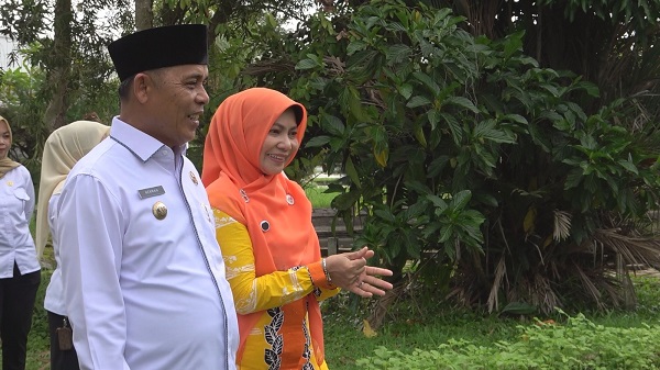 Wujudkan Pekarangan Produktif, Bupati dan Ketua TP. PKK Dorong Masyarakat Bertanam dan Beternak