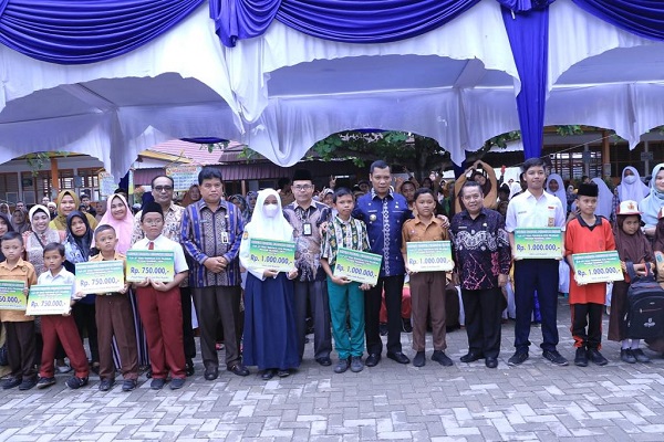 Pj Wali Kota Salurkan Zakat Profesi Guru dan ASN Disdik kepada 2.229 Pelajar Miskin