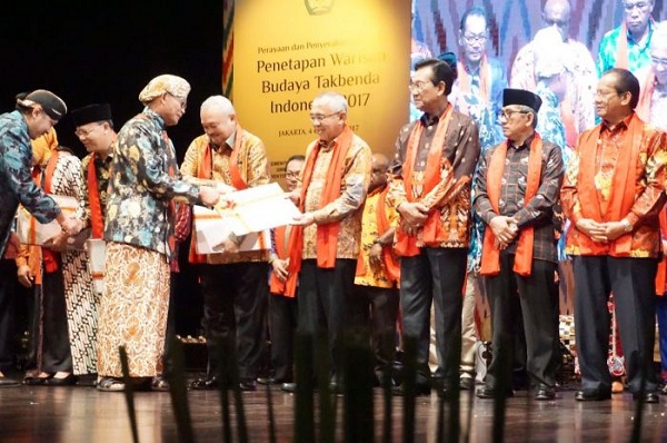 Gubernur Riau Terima 11 Sertifikat WBTB dari Kemendikbud RI