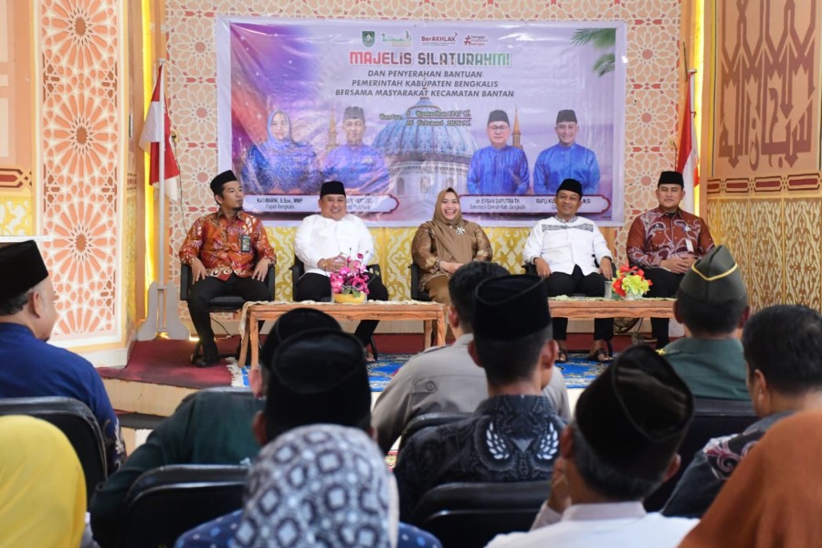 Bupati Safari Ramadhan di Kecamatan Bantan Sekaligus Salurkan Bantuan kepada Masyarakat