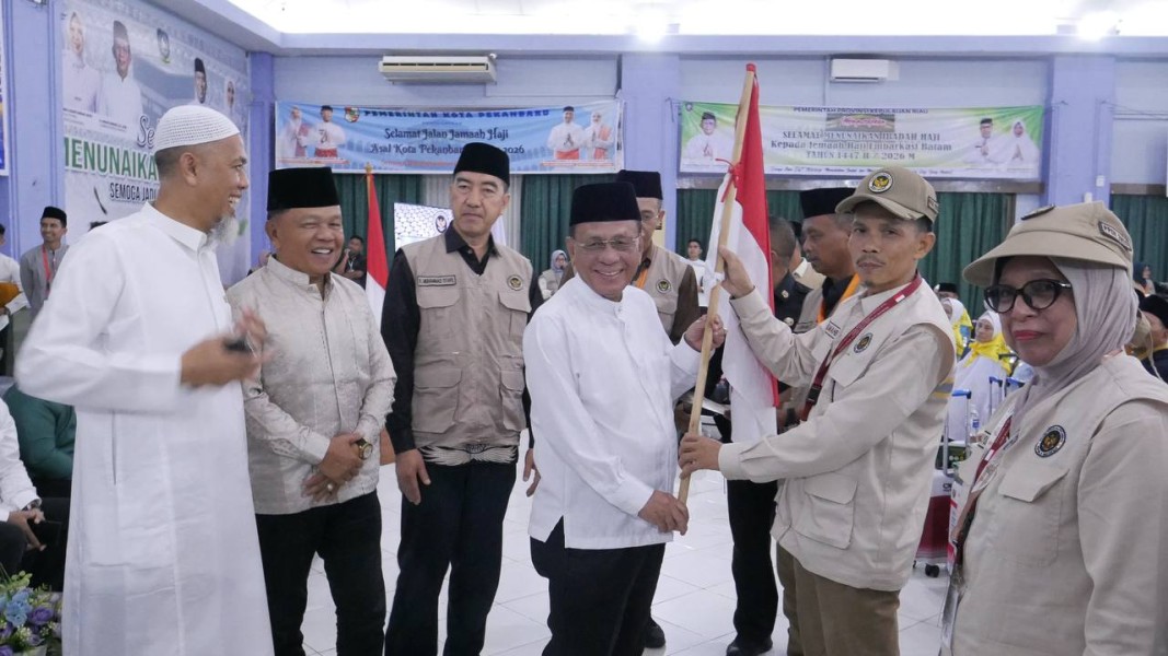 Bupati Rohil Lepas Jemaah Haji di Embarkasi Batam