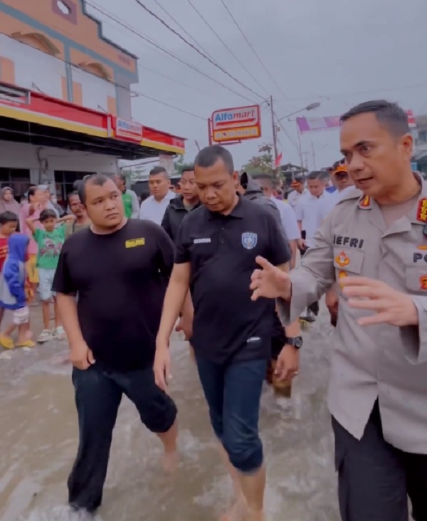 Sejumlah  Ruas Jalan di Pekanbaru Kebanjiran, Pj.Wali Kota Turun ke Puyuh Mas...