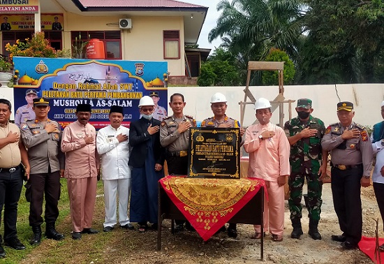 Kapolres Rohul  Letakkan Batu Pertama Pembangunan Musholla As-Salam Polsek Tambusai