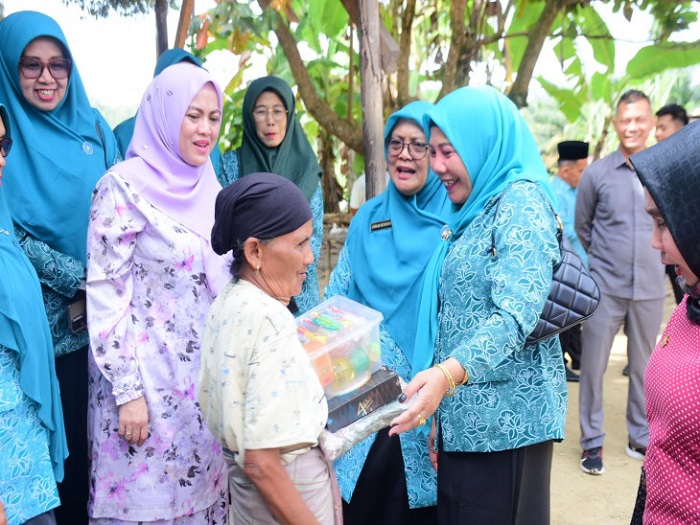 Sembari GPM, TP PKK Kampar Bagikan Sembako pada Warga Tak Mampu di Pasir Sialang
