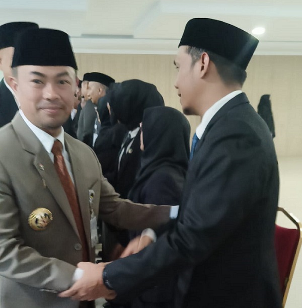 Rangkul Adik Muflihun yang Dimutasi, Risnandar: Ndak Apa Ya...