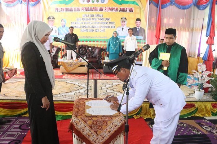 Wabup Lantik Kepala Desa Bidari Tanjung Datuk