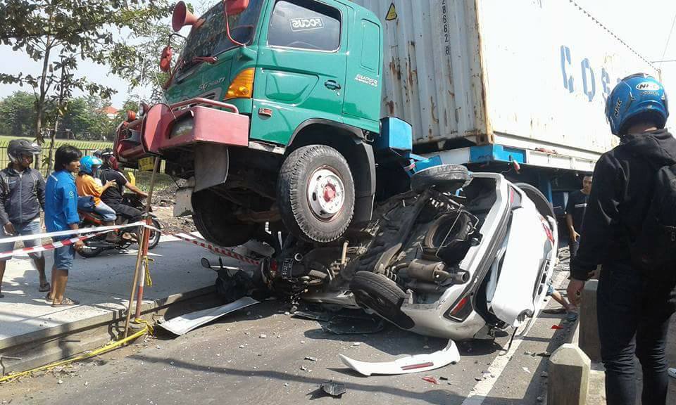 TABRAKAN HOROR, Truk Kontainer Gilas Mobil dan Motor, Nih Foto-fotonya...