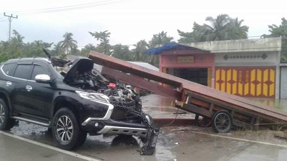 WADUH...Pajero Sport Baru Hancur Hantam Gerobak Berisi Kayu, Ini Penampakannya