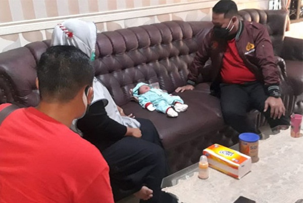 Kaget! Pasangan Suami Istri Ini Temukan Bayi Mungil di Teras Rumahnya