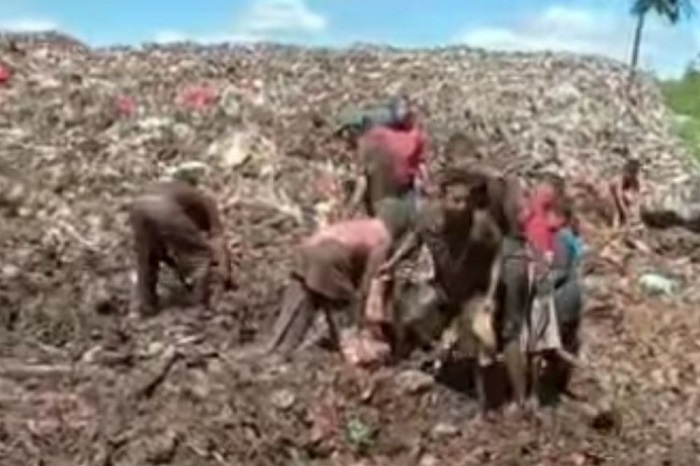 PERIHNYA HIDUP, Warga Kais Daging Impor Ilegal dari Tumpukan Sampah di Bengkalis Riau