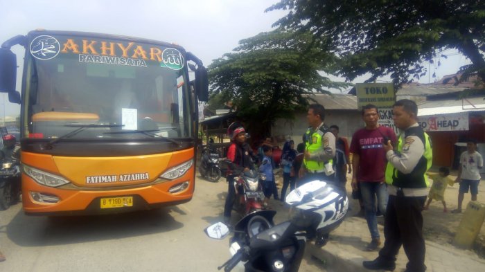 MENGERIKAN... Boncengan Motor Berempat, Ibu dan Anak Tewas Terlindas Bus Pariwisata