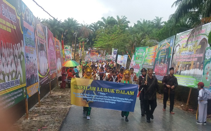 Dibawah Guyuran Hujan, Peserta Pawai Pembukan MTQ ke-XI di Sialang Baru Tetap Antusias